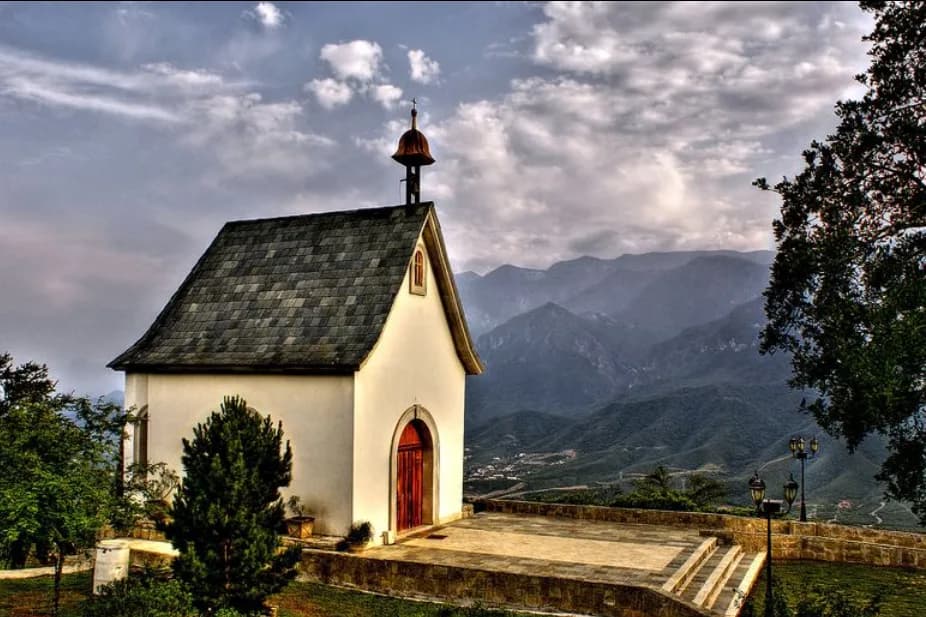 Santuario de Schoenstatt en Monterrey, con la Sierra Madre al fondo